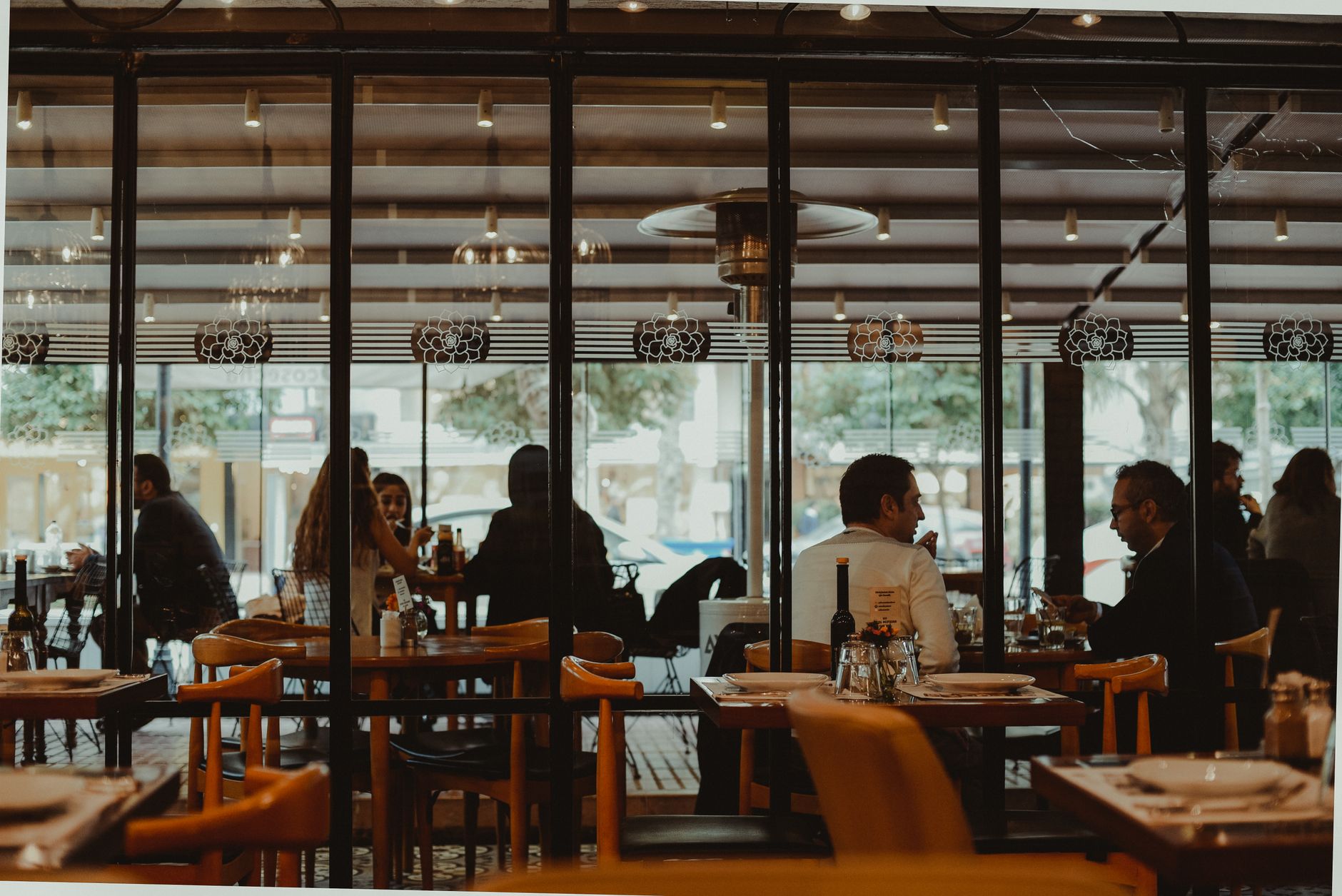 Ambiance chaleureuse d'une salle de boulangerie restaurant