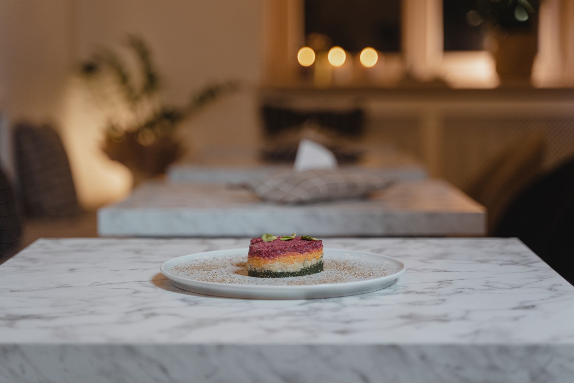 Pâtisserie artisanale sur marbre, lumière chaleureuse de boulangerie